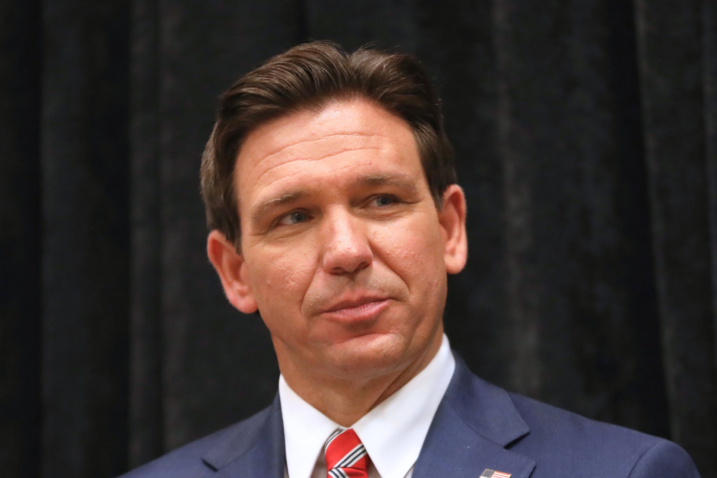 El gobernador Ron DeSantis firmó uesta ley pensando en la ausencia de los centavos (Foto: Gage Skidmore / Flickr)