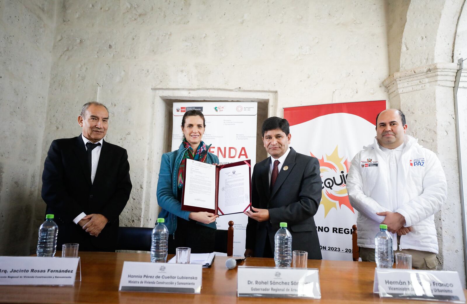 La ministra recibió, de parte del gobernador de Arequipa, Rohel Sánchez, el acuerdo del Consejo Regional que permitirá impulsar esta iniciativa. (Foto: MVCS)