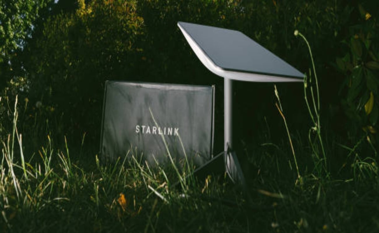Bolivia avanza acuerdos para instalar antenas Starlink que faciliten educación en el campo