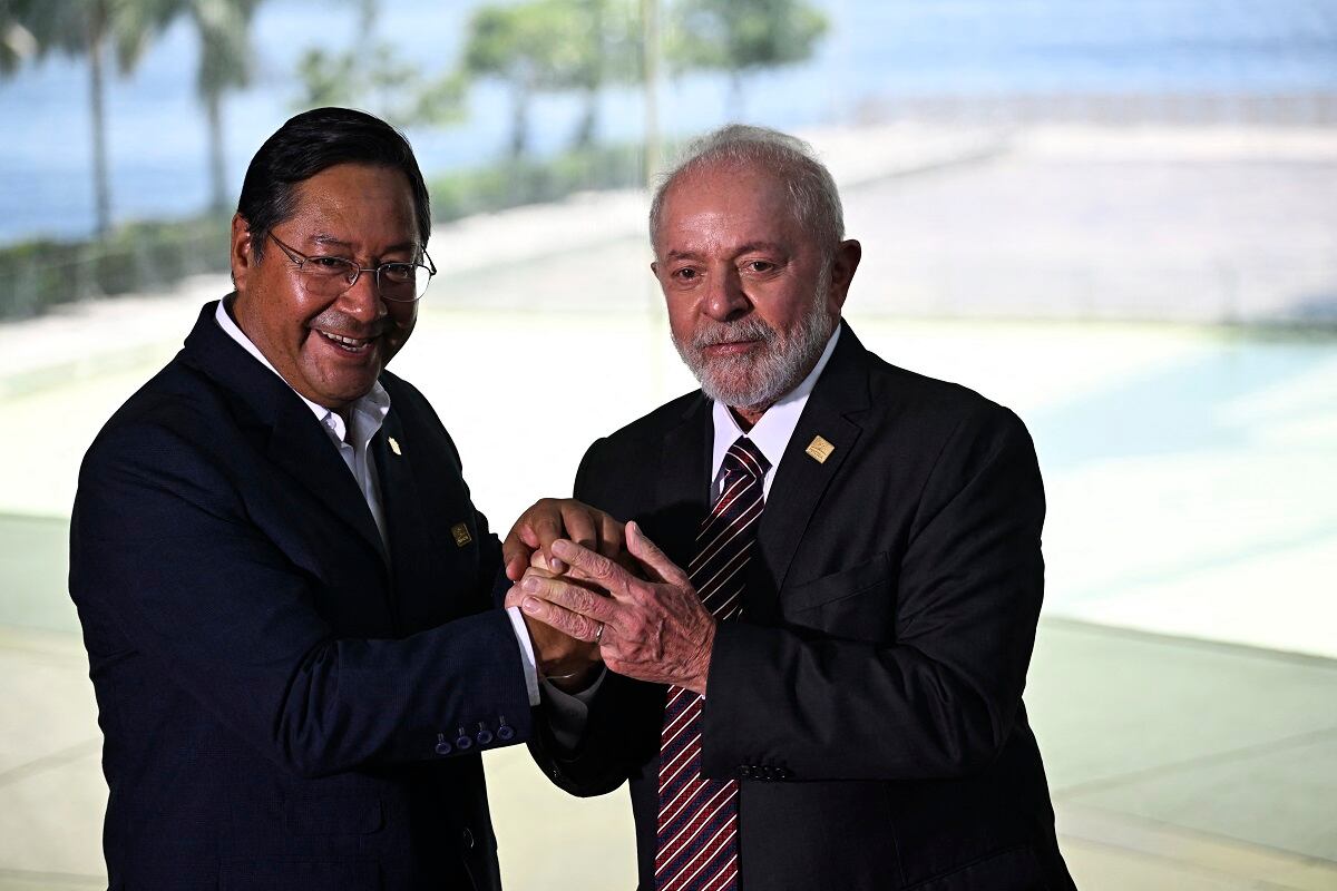 El presidente de Brasil, Luiz Inácio Lula da Silva, le da la mano al presidente de Bolivia, Luis Arce, durante su llegada al Museo del Mañana, en Río de Janeiro, Brasil, el 7 de diciembre de 2023. (Foto de MAURO PIMENTEL / AFP)