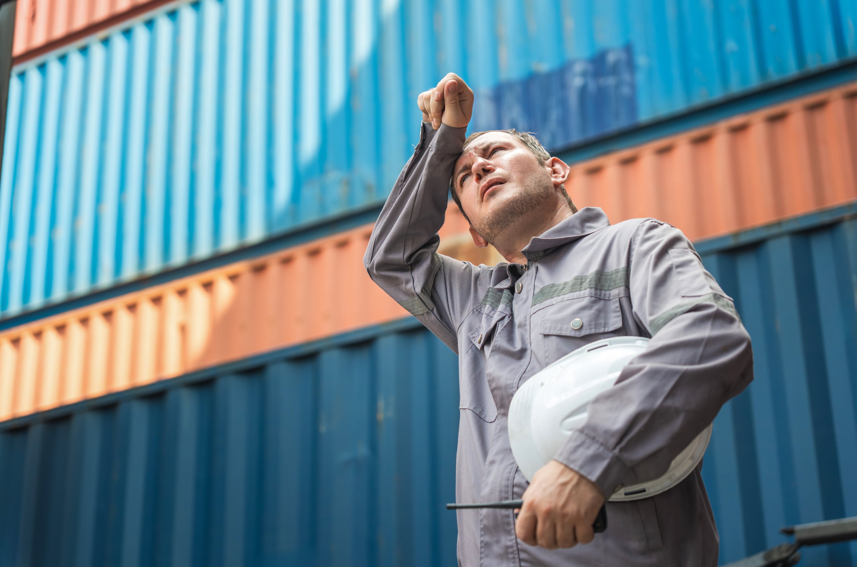 Trabajadores expuestos al sol tienen nueva protección legal: Las obligaciones para las empresas
El Ejecutivo fijó por primera vez reglas obligatorias para proteger a trabajadores de la radiación solar extrema, en donde se establecen controles de horarios, jornadas, EPP y evaluaciones médicas. Foto: Centro Detector del Cáncer