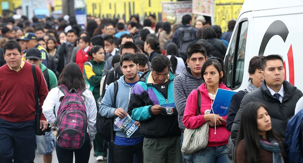 Jóvenes peruanos buscan empleo fuera de oficina: datos clave