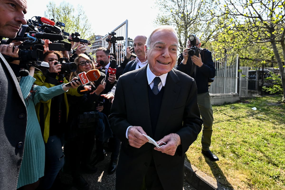 El ex primer ministro italiano Silvio Berlusconi prometió el 7 de abril sobrevivir otra temporada en el hospital, ya que el magnate de los medios de comunicación de 86 años mostró signos de mejoría después del tratamiento. (Foto de Piero CRUCIATTI / AFP)