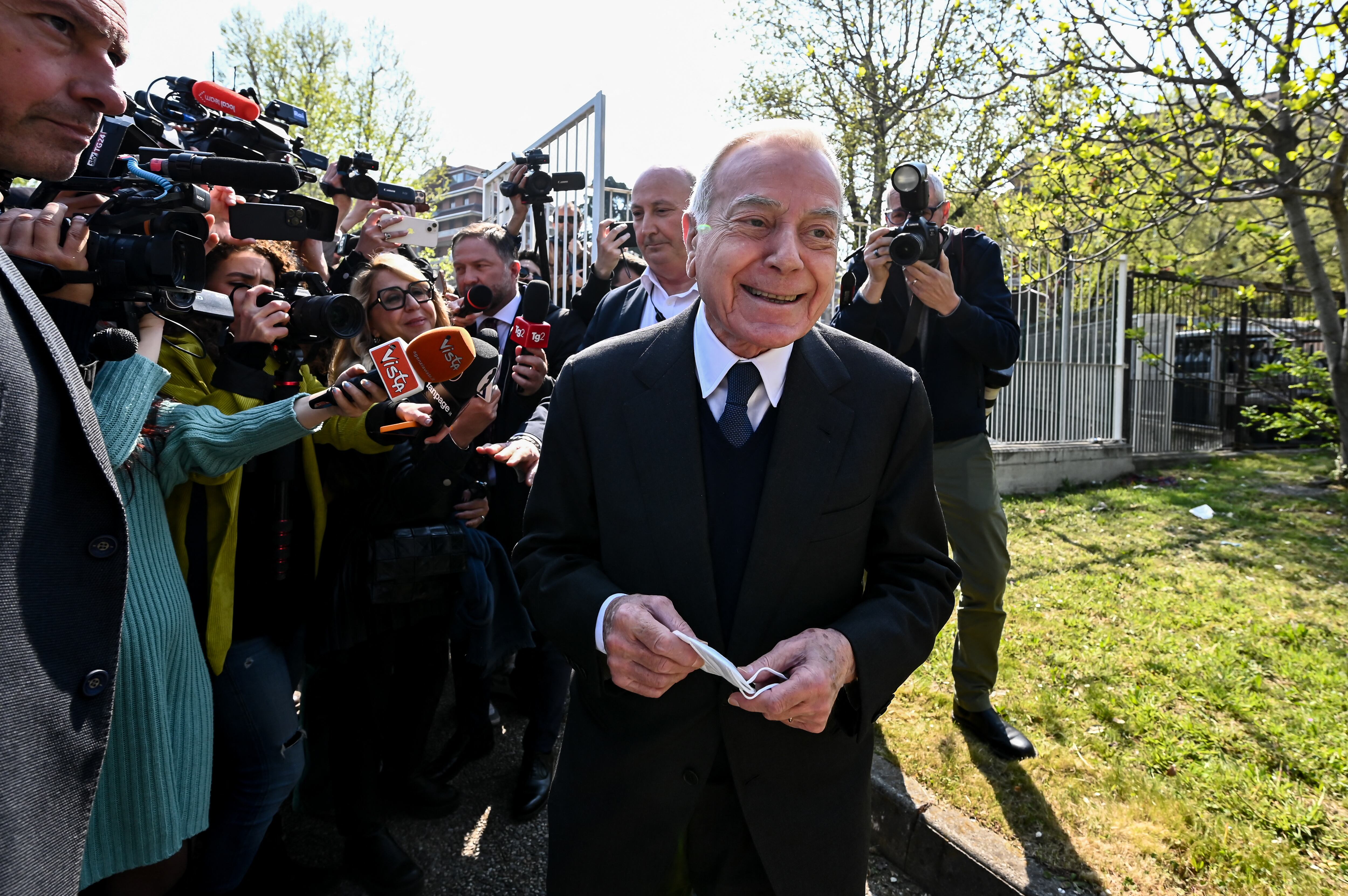 El ex primer ministro italiano Silvio Berlusconi prometió el 7 de abril sobrevivir otra temporada en el hospital, ya que el magnate de los medios de comunicación de 86 años mostró signos de mejoría después del tratamiento. (Foto de Piero CRUCIATTI / AFP)