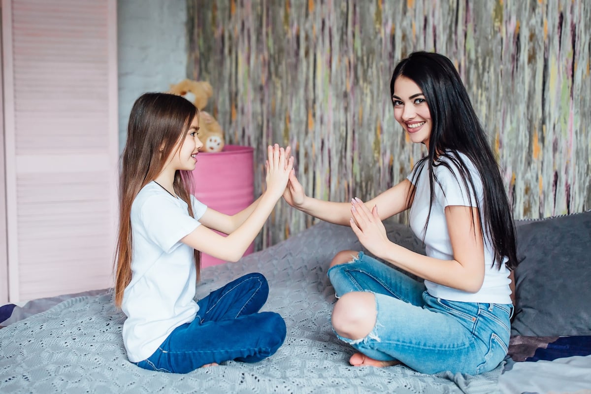 Una madre y su hija compartiendo técnicas para mejorar la inteligencia emocional (Foto: Freepik)