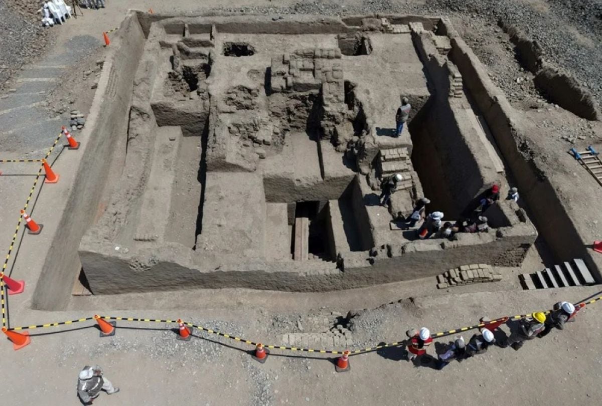 Arqueólogos descubrieron 38 individuos enterrados en una plataforma funeraria intacta del conjunto amurallado Utzh An, en Chan Chan. Foto: EFE.