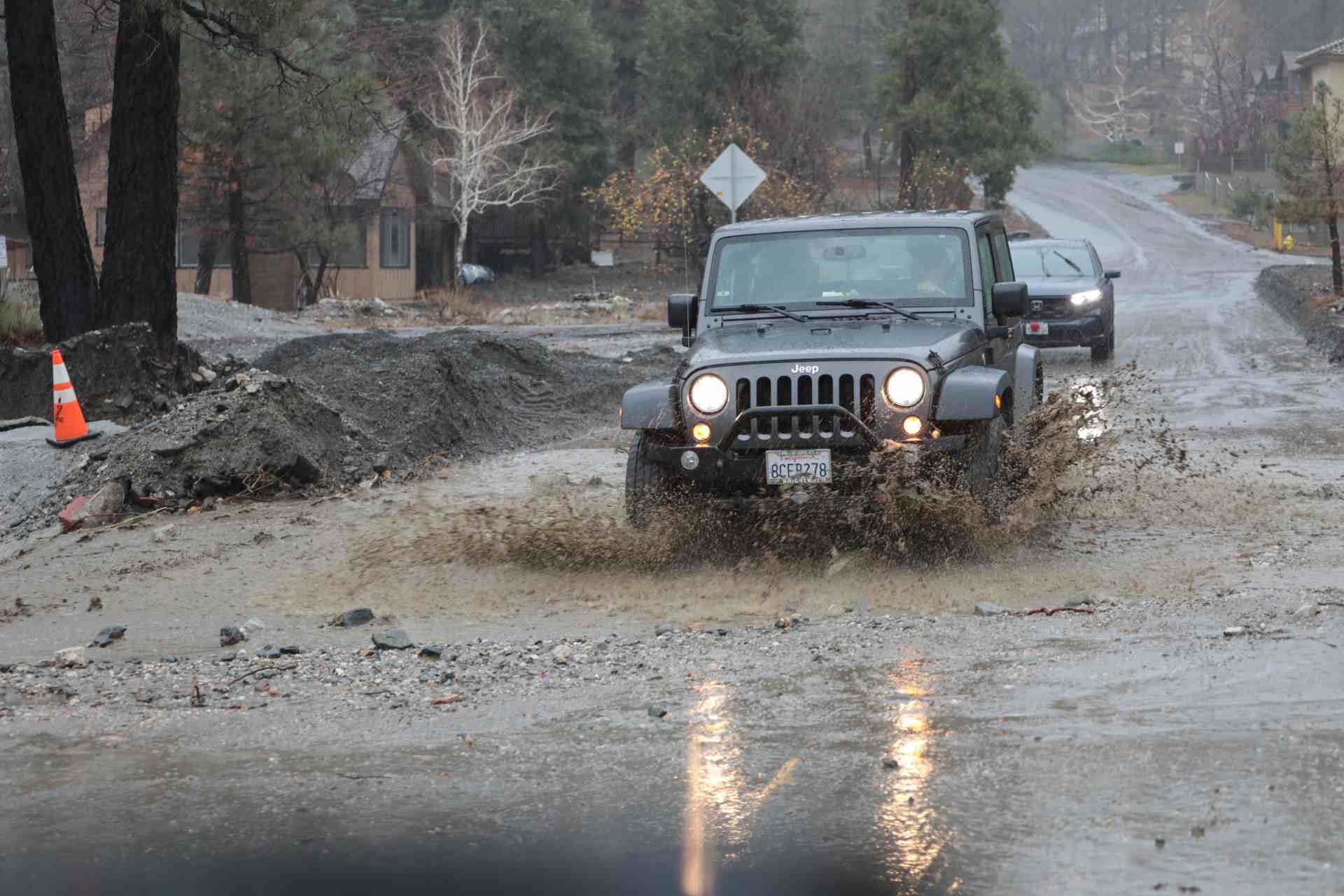 Automóviles circulan por carreteras empapadas mientras continúa la lluvia el día después de Navidad, en Wrightwood, California, Estados Unidos, el 26 de diciembre de 2025. (Foto de Grace Hie Yoon/Anadolu vía Getty Images)