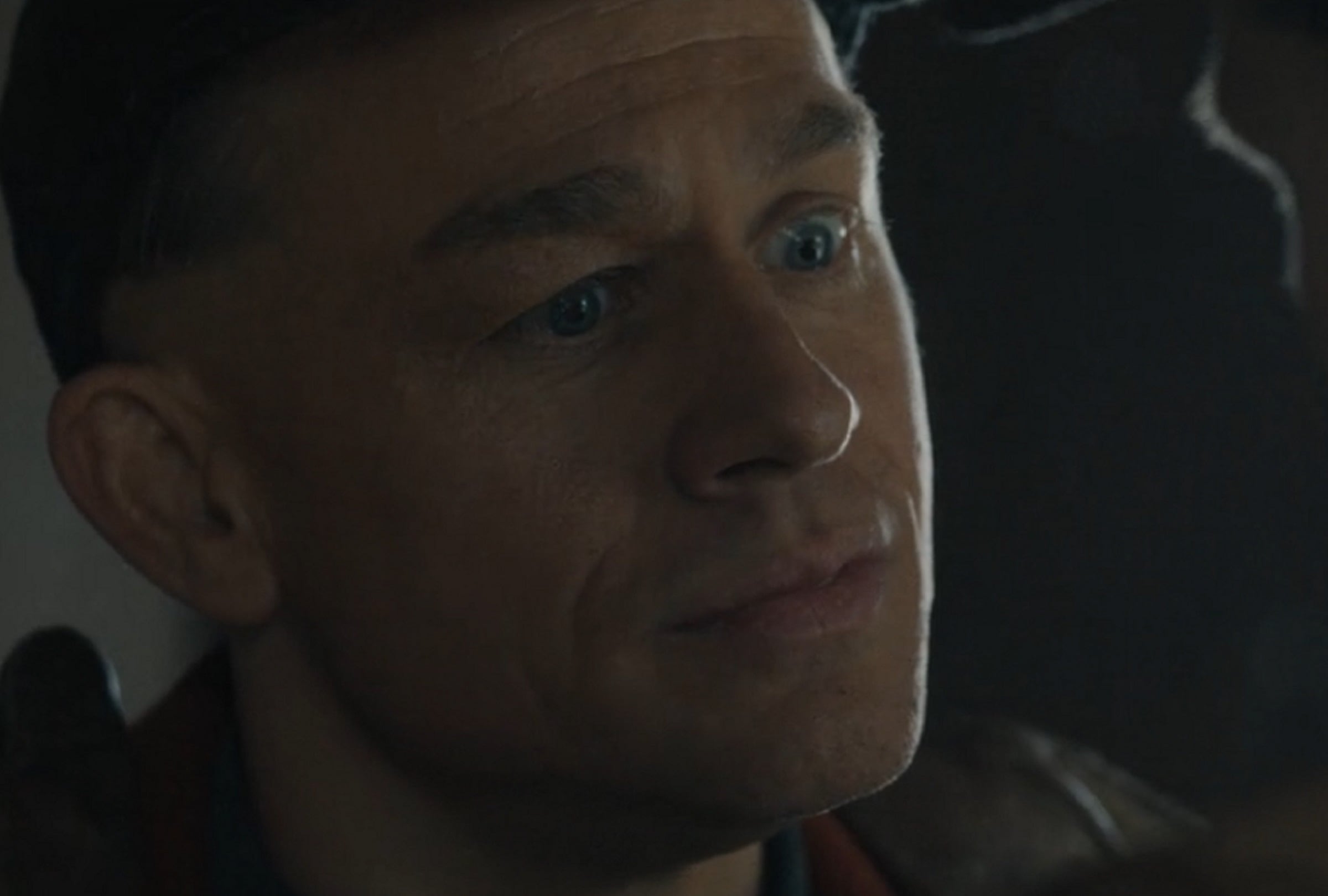 Ed Gein (Charlie Hunnam) asesinó a su hermano para evitar que abandonara la granja en la serie antológica "Monster: The Ed Gein Story" (Foto: Netflix)