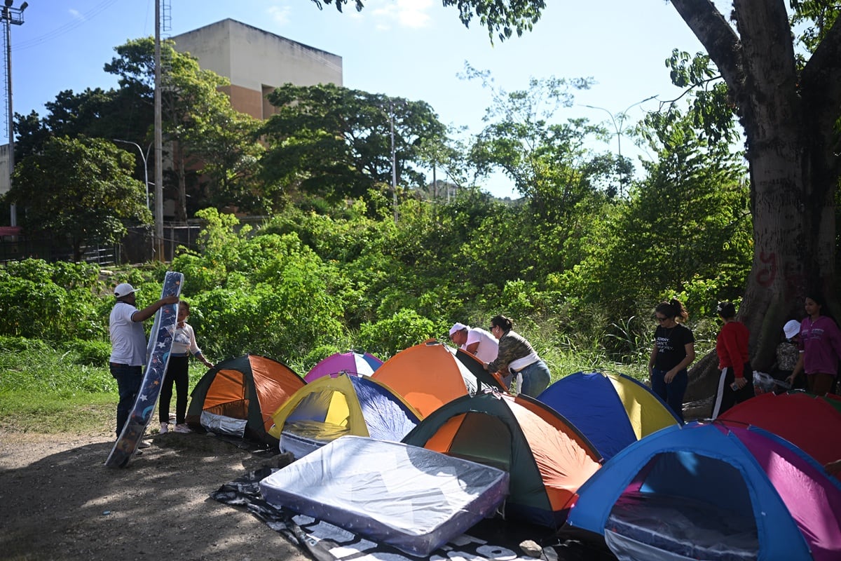 Familiares de reclusos instalaron tiendas de campaña para acampar afuera de la prisión El Rodeo I en Guatire, estado Miranda, a unos 30 kilómetros al este de Caracas el 12 de enero de 2026. (Federico PARRA / AFP)