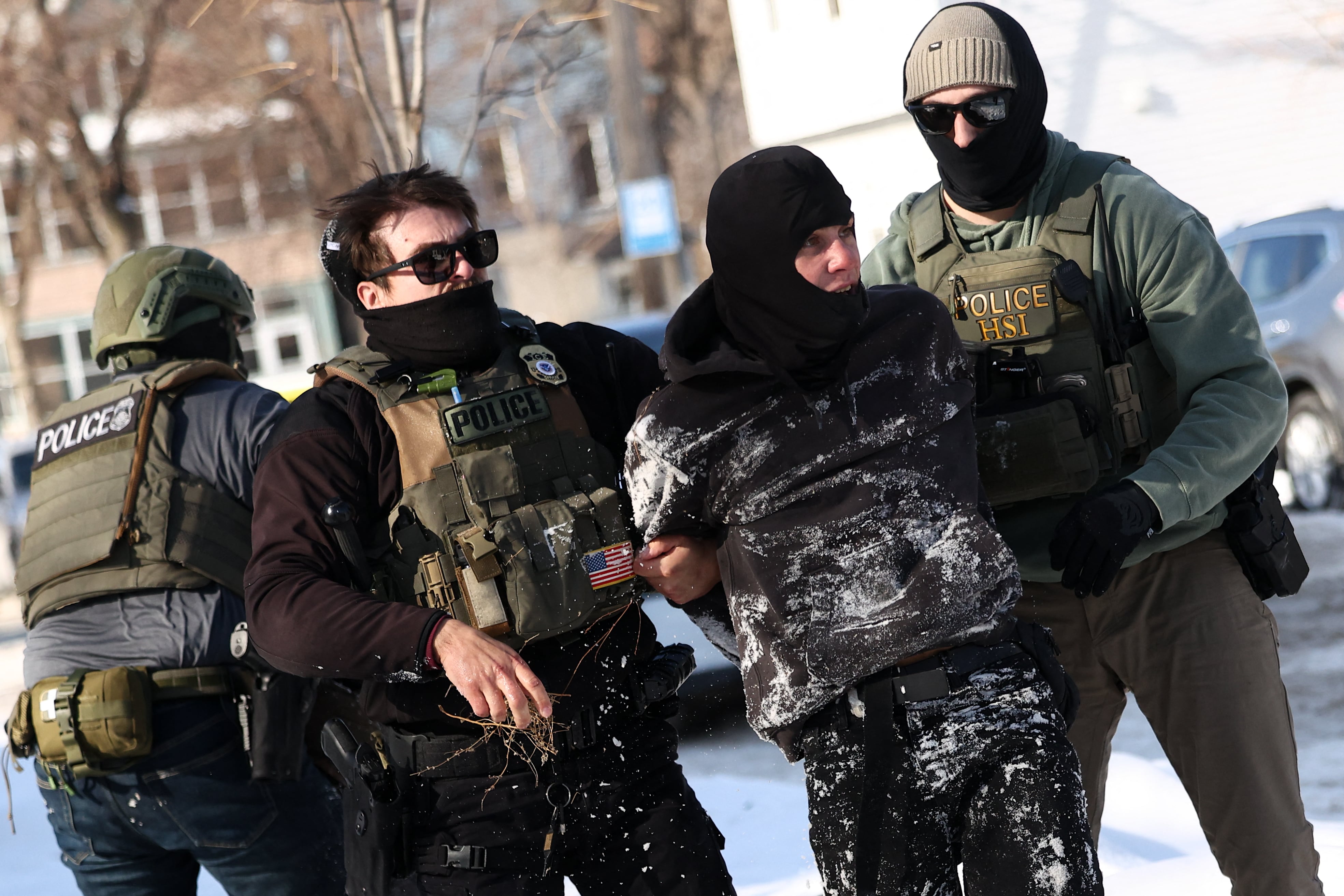 Agentes federales detienen a un manifestante en Minneapolis, Minnesota, el 3 de febrero de 2026. (Foto de Charly TRIBALLEAU / AFP).