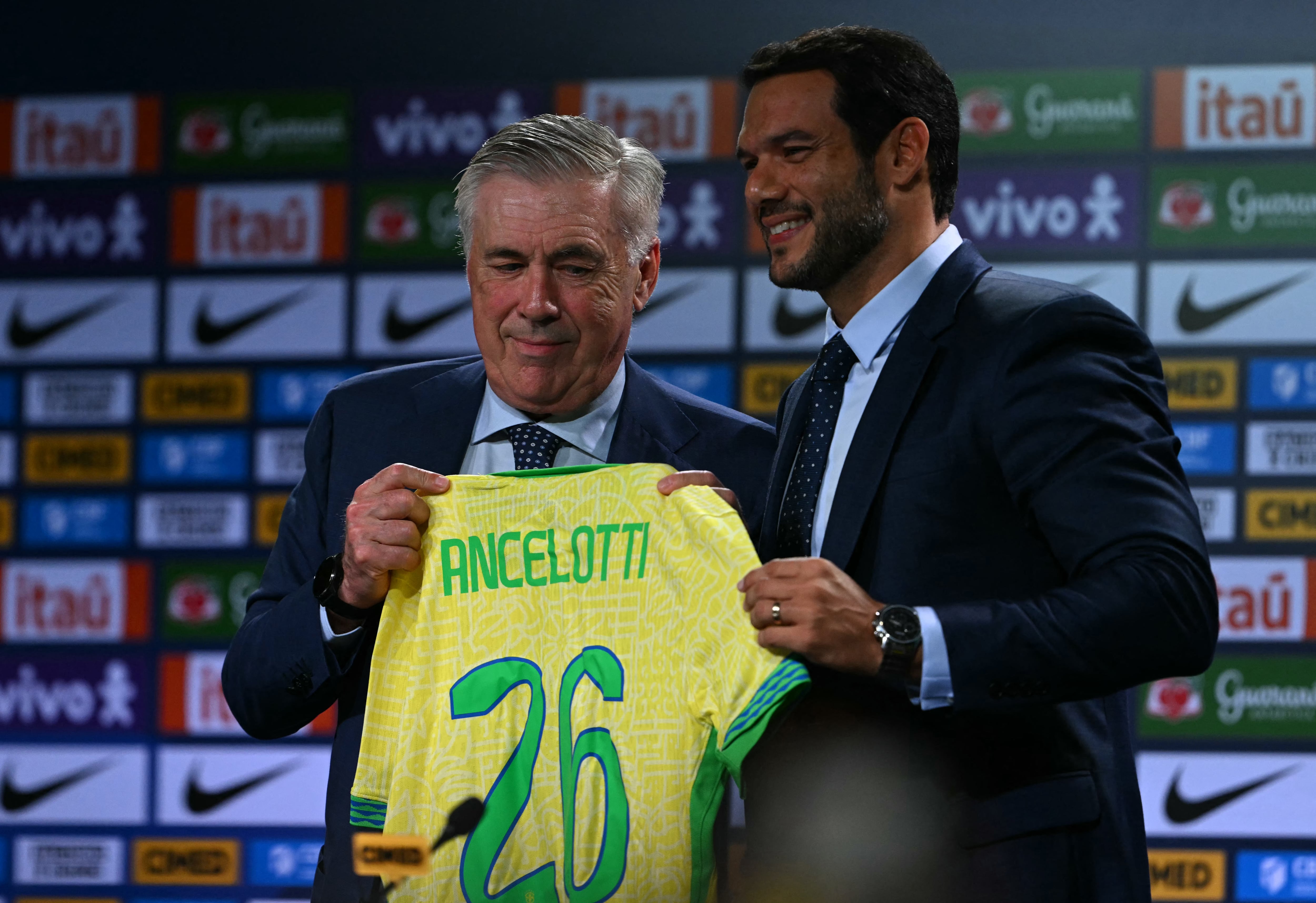 Carlo Ancelotti dio su primera lista de convocados sin Neymar, en su presentación como nuevo director técnico de Brasil.