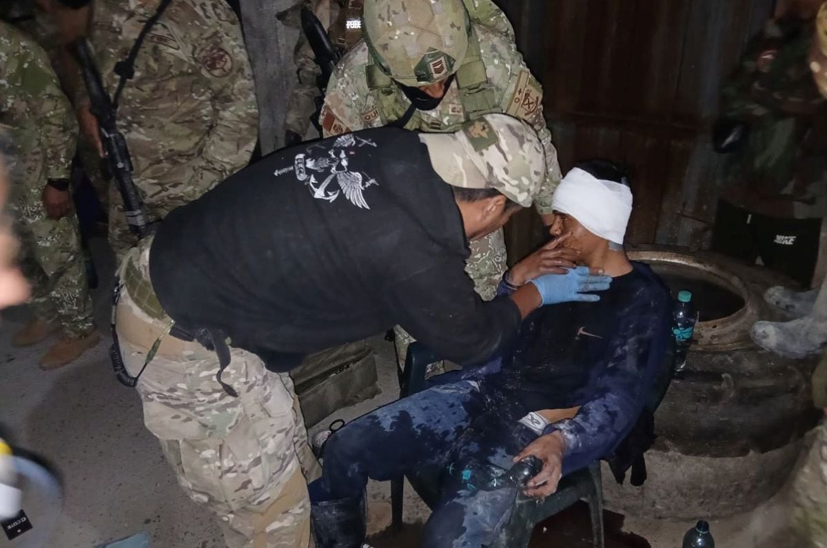 Operativo conjunto de las Fuerzas Armadas y la Policía permitió rescatar a ocho trabajadores secuestrados en una bocamina de Pataz. Cuatro militares resultaron heridos durante la intervención. Foto: Fuerzas Armadas.