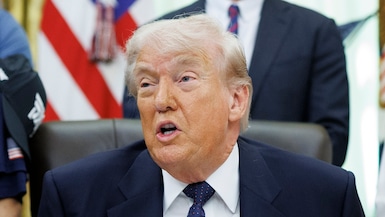 El presidente de Estados Unidos, Donald Trump, pronuncia un discurso antes de firmar una proclamación en el Despacho Oval de la Casa Blanca en Washington, DC, EE. UU., el 5 de mayo de 2026. (EFE/EPA/TOM BRENNER)