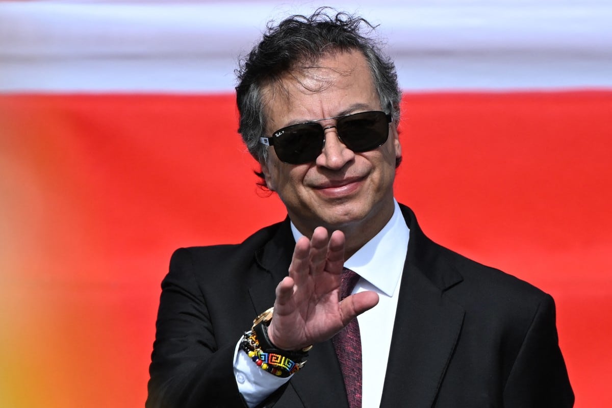 El presidente de Colombia, Gustavo Petro, saluda durante un desfile militar para conmemorar el Día de la Independencia de Colombia en Bogotá, el 20 de julio de 2026. (LUIS ACOSTA / AFP)