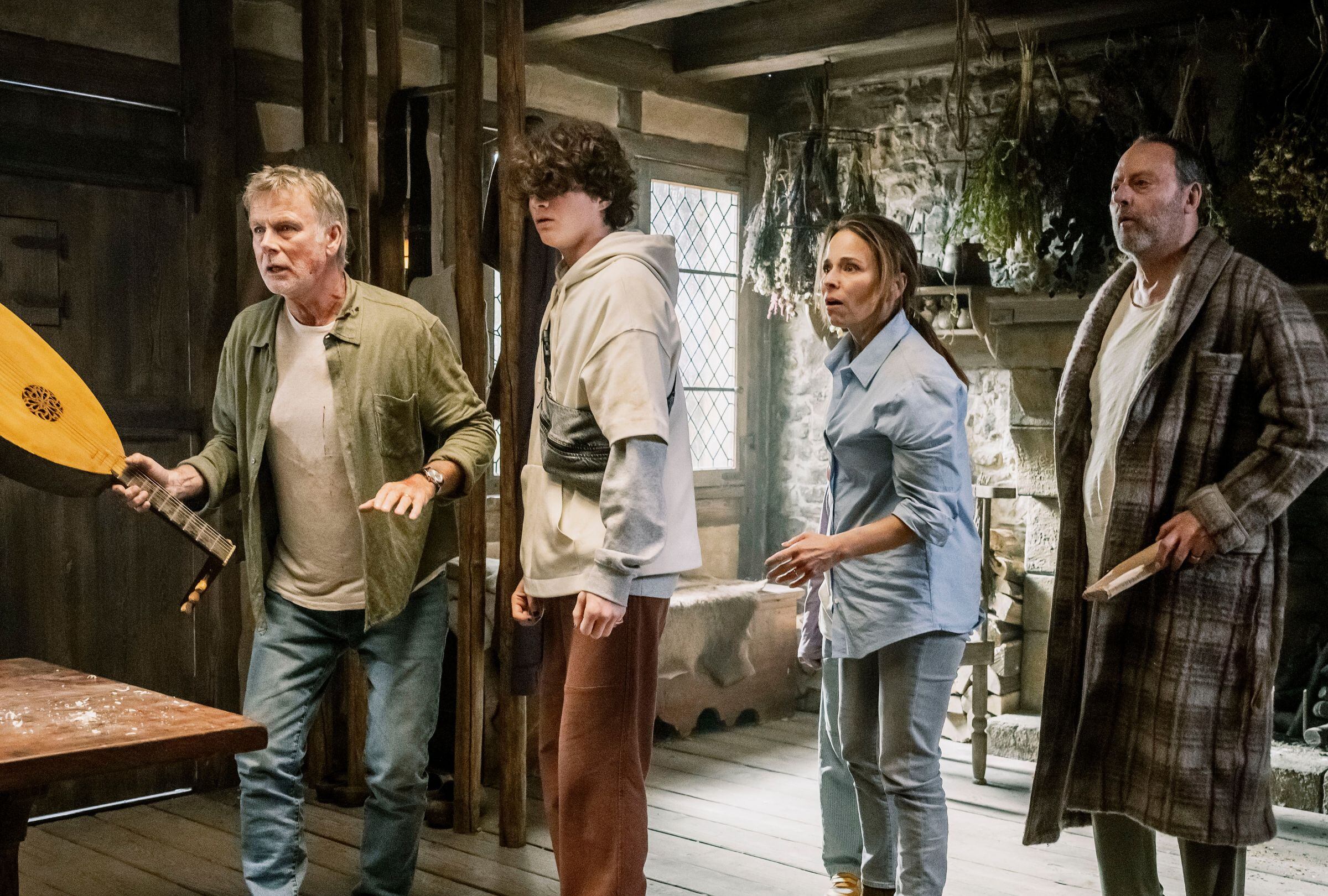 Toda una familia es víctima de la "maldición" de una baraja de cartas en la película "Los hombres lobo” (Foto: Netflix)