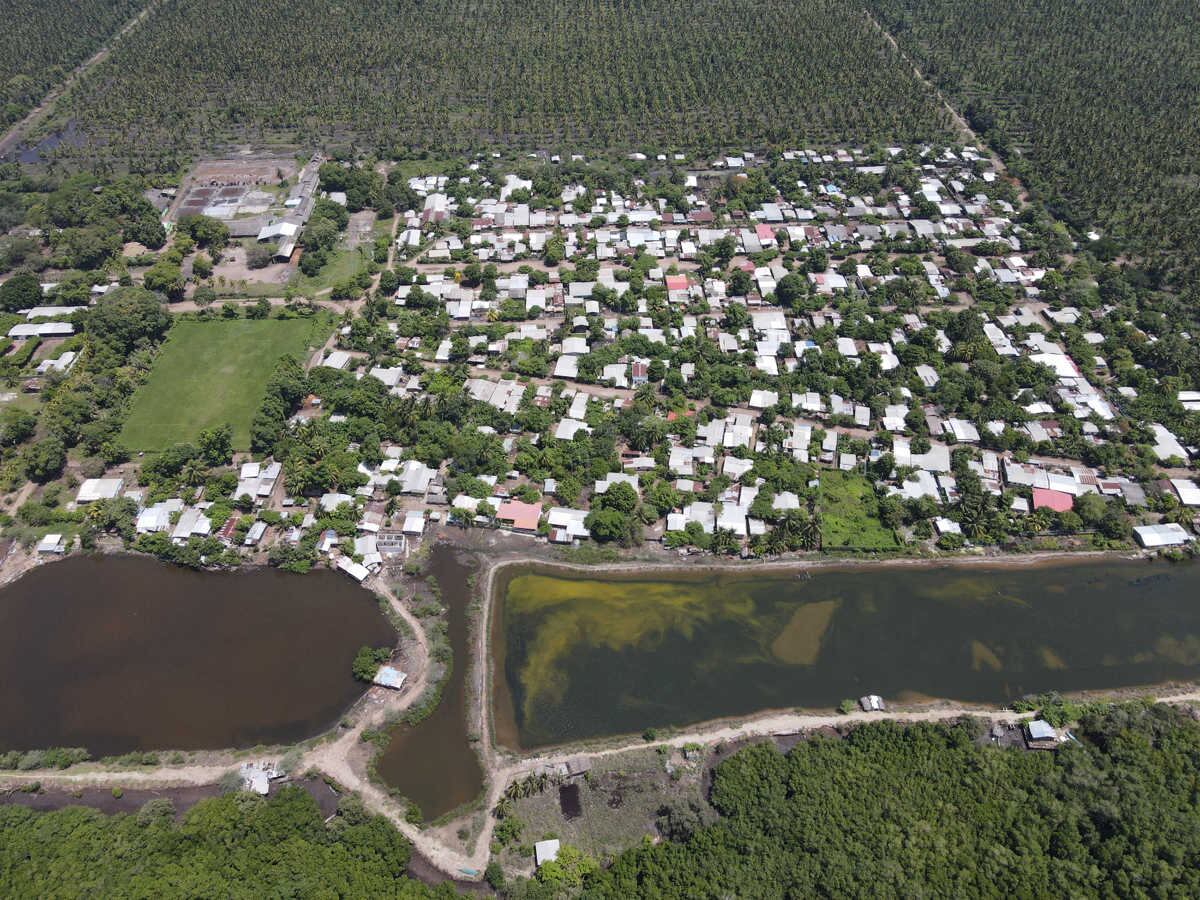 AME314. ISLA ESPÍRITU SANTO (EL SALVADOR), 08/07/2024.- Fotografía aérea de la isla Espíritu Santo, el 25 de junio de 2024, en El Salvador. La elaboración de aceite de coco es el sostén económico de los habitantes de una comunidad rural asentada en la remota Isla Espíritu Santo, a 123 kilómetros de la capital de El Salvador, una actividad que además la ha convertido en el referente del país en la producción de este producto. EFE/Rodrigo Sura