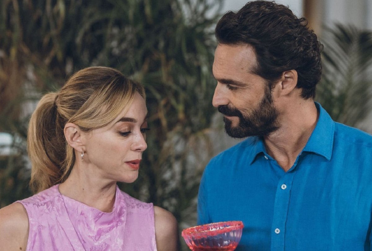 Rafaella Leister (Marta Hazas) y William Leister (Iván Sánchez) en la película española "Culpa tuya" (Foto: Amazon Prime Video)
