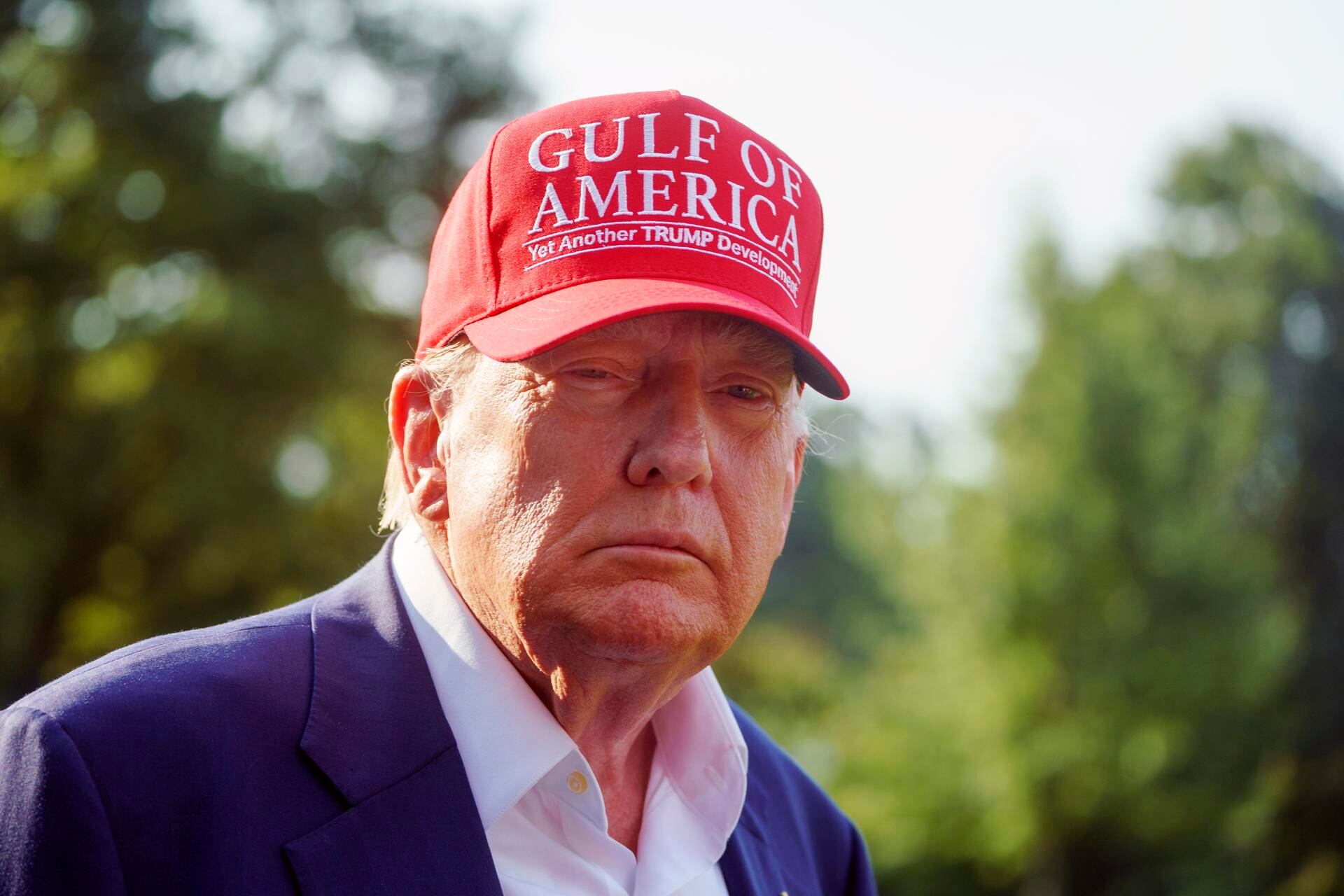 El presidente de Estados Unidos, Donald Trump, habla con los medios al salir de la Casa Blanca el 1 de julio de 2025. (EFE/EPA/WILL OLIVER).