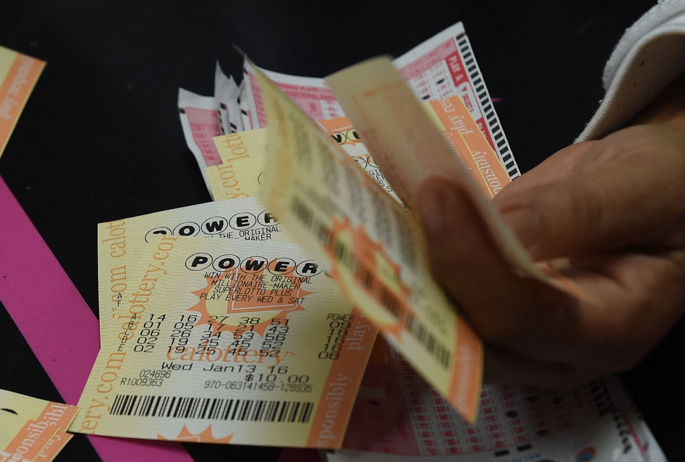 Revisa esta nota para conocer los números ganadores del Powerball en el sorteo del 01/12/2025 y averiguar si el premio mayor ya tiene dueño. (Foto: MARK RALSTON / AFP)
