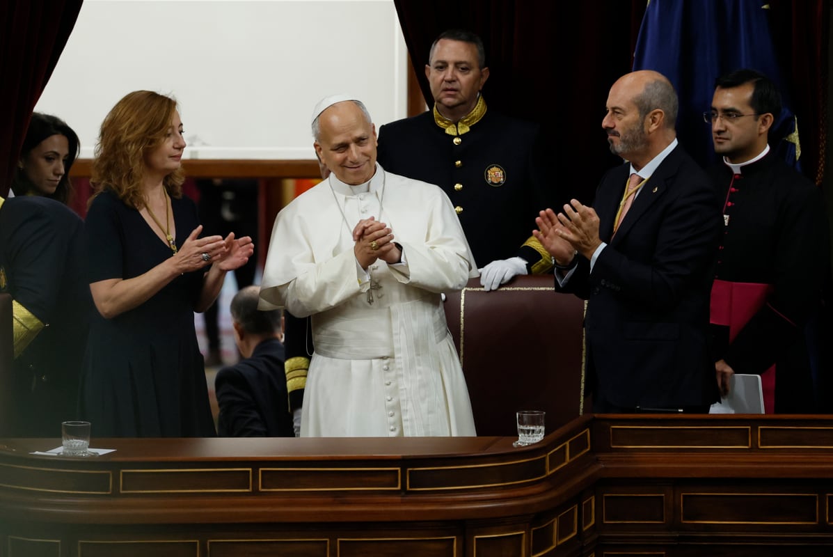 El papa León XIV, acompañado por la presidenta del Congreso, Francina Armengol (i), y el presidente del Senado, Pedro Rollán (d), es ovacionado tras el esperado e histórico discurso que el Sumo Pontífice ha pronunciado en el Congreso de los Diputados, este lunes, tercera jornada de su visita a España. EFE/Ballesteros POOL