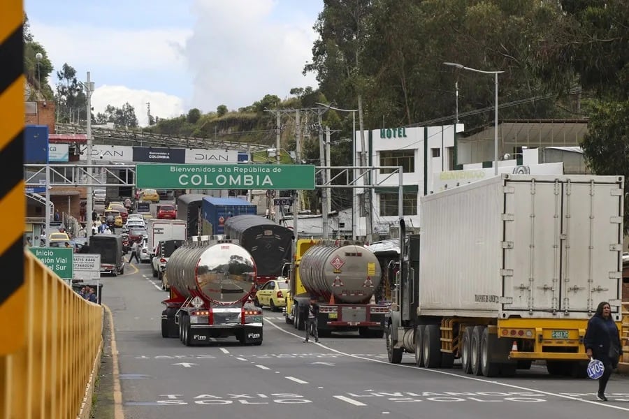 Colombia respondió a los aranceles ecuatorianos con sanciones similares y la suspensión del suministro eléctrico. (Imagen: EFE)