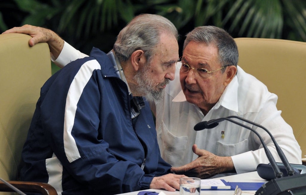 (ARCHIVOS) El expresidente cubano Fidel Castro (izq.) escucha a su hermano Raúl, presidente de Cuba y nuevo Primer Secretario del Comité Central del Partido Comunista (CCPCC), durante la sesión final del VI Congreso del Partido Comunista de Cuba en el Palacio de Convenciones de La Habana, el 19 de abril de 2011. El Departamento de Justicia de Estados Unidos acusó el 20 de mayo de 2026 al expresidente cubano Raúl Castro, de 94 años, por el derribo en 1996 de aviones civiles tripulados por críticos del Estado comunista. (Foto de Adalberto Roque / AFP)