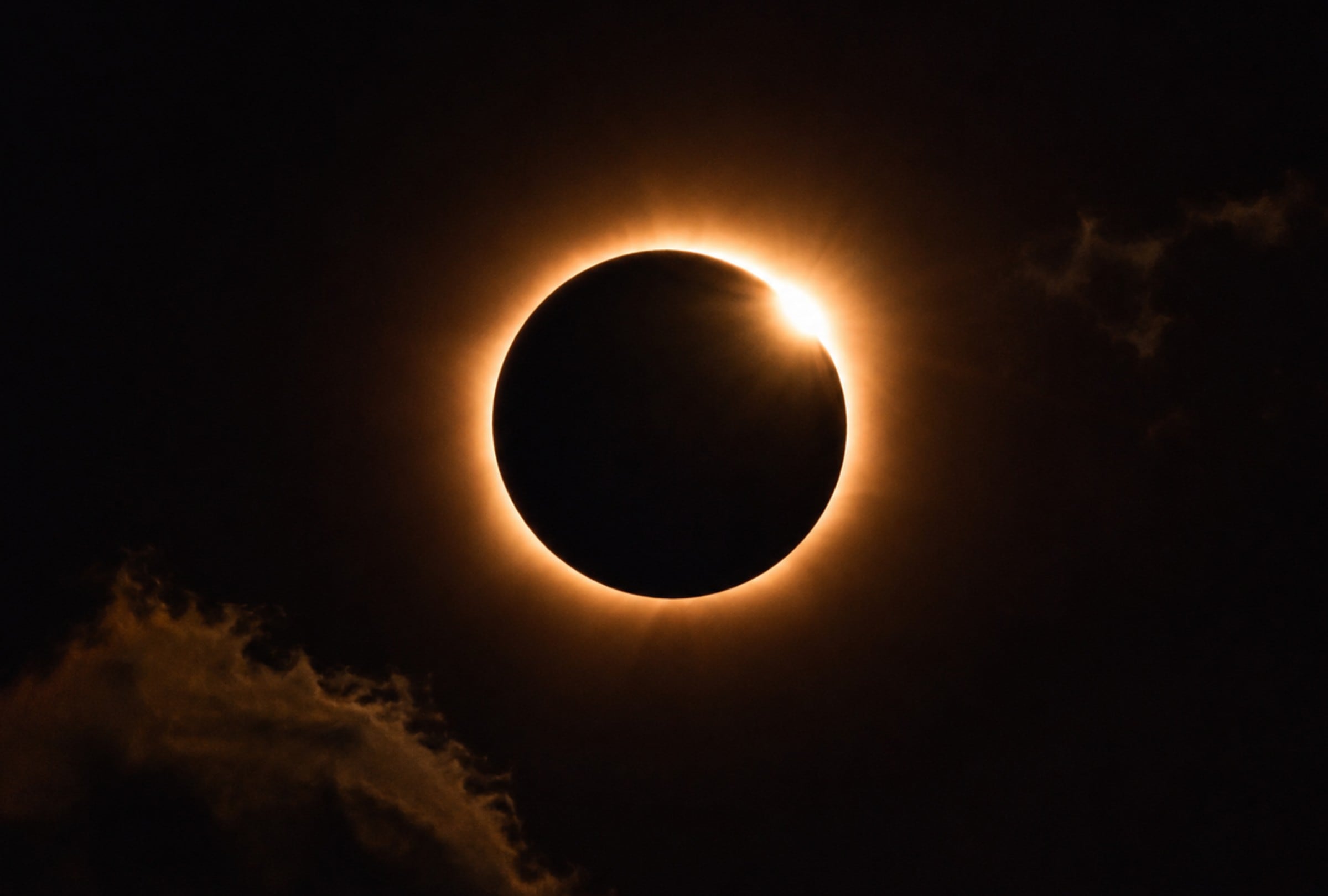 Las probabilidades de presenciar ambos fenómenos al mismo tiempo, eclipse solar y lluvia de meteoros Perseidas, son muy reducidas. (Foto: Imagen creada por Mix usando Gemini)