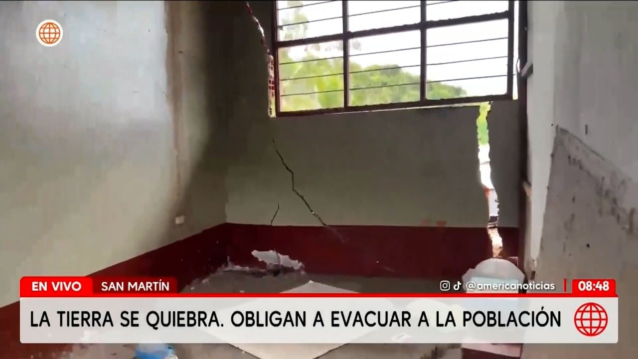 Grietas de hasta dos metros de profundidad obligaron a evacuar Eladio Tapullima, en El Dorado, San Martín. (América TV)