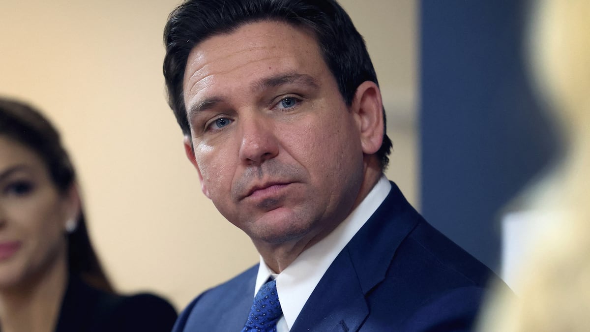 Florida cambia las reglas sobre pandillas: la ley HB 429 firmada por DeSantis incluye lo que publicas en redes sociales