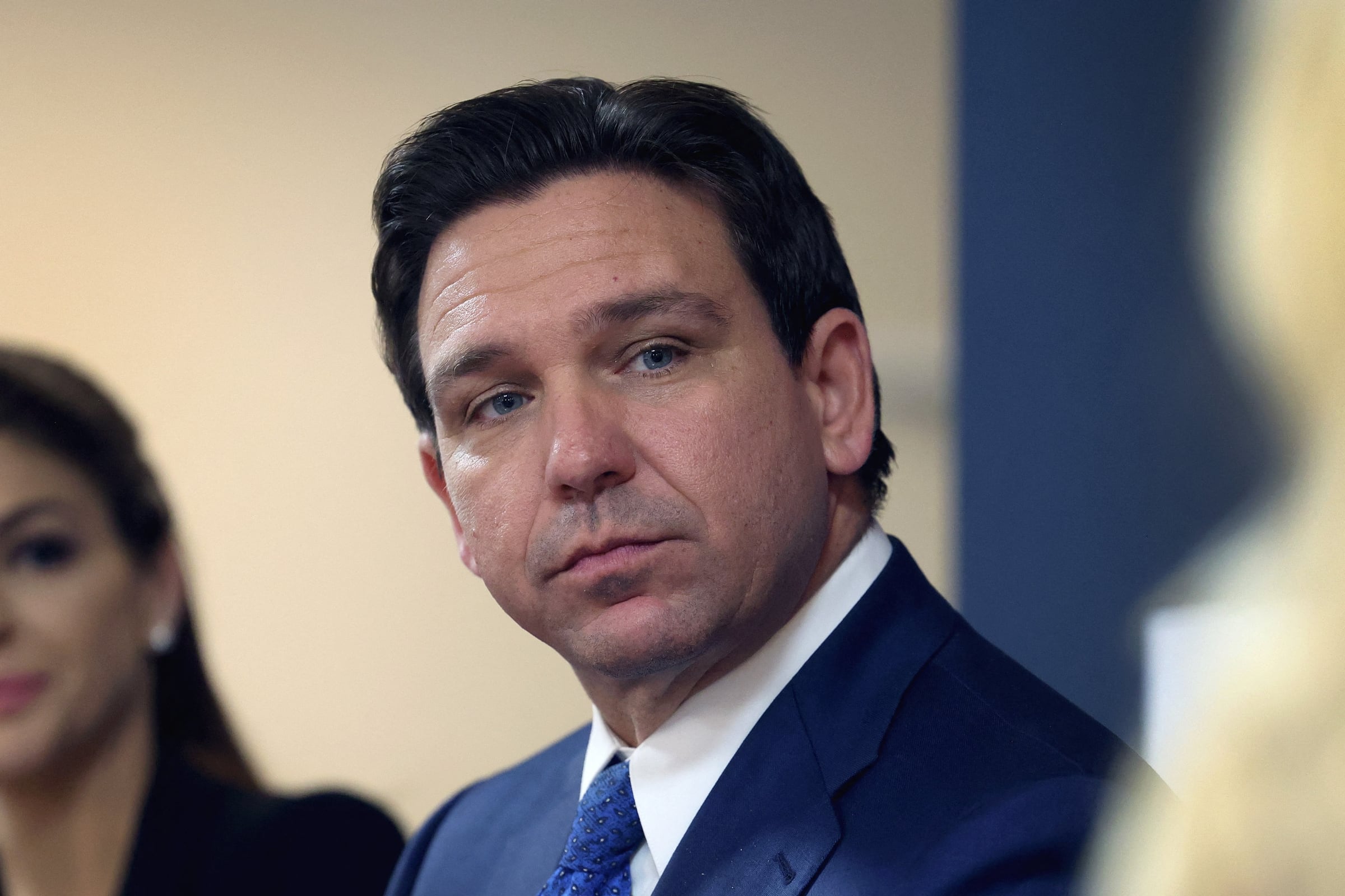 Ron DeSantis dio el visto nuevo para que esta ley se apruebe. Su entrada en vigor es en octubre de este año (Foto: AFP)