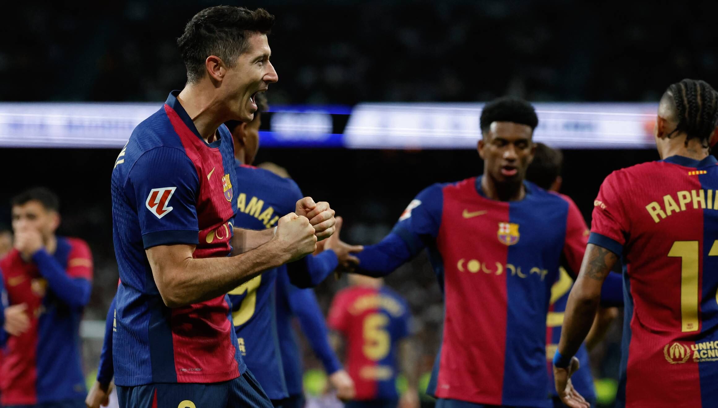 El FC Barcelona es el único líder de LaLiga EA Sports 2024-25 tras este gran victoria sobre el Real Madrid en el Bernabéu. (Foto: AFP)