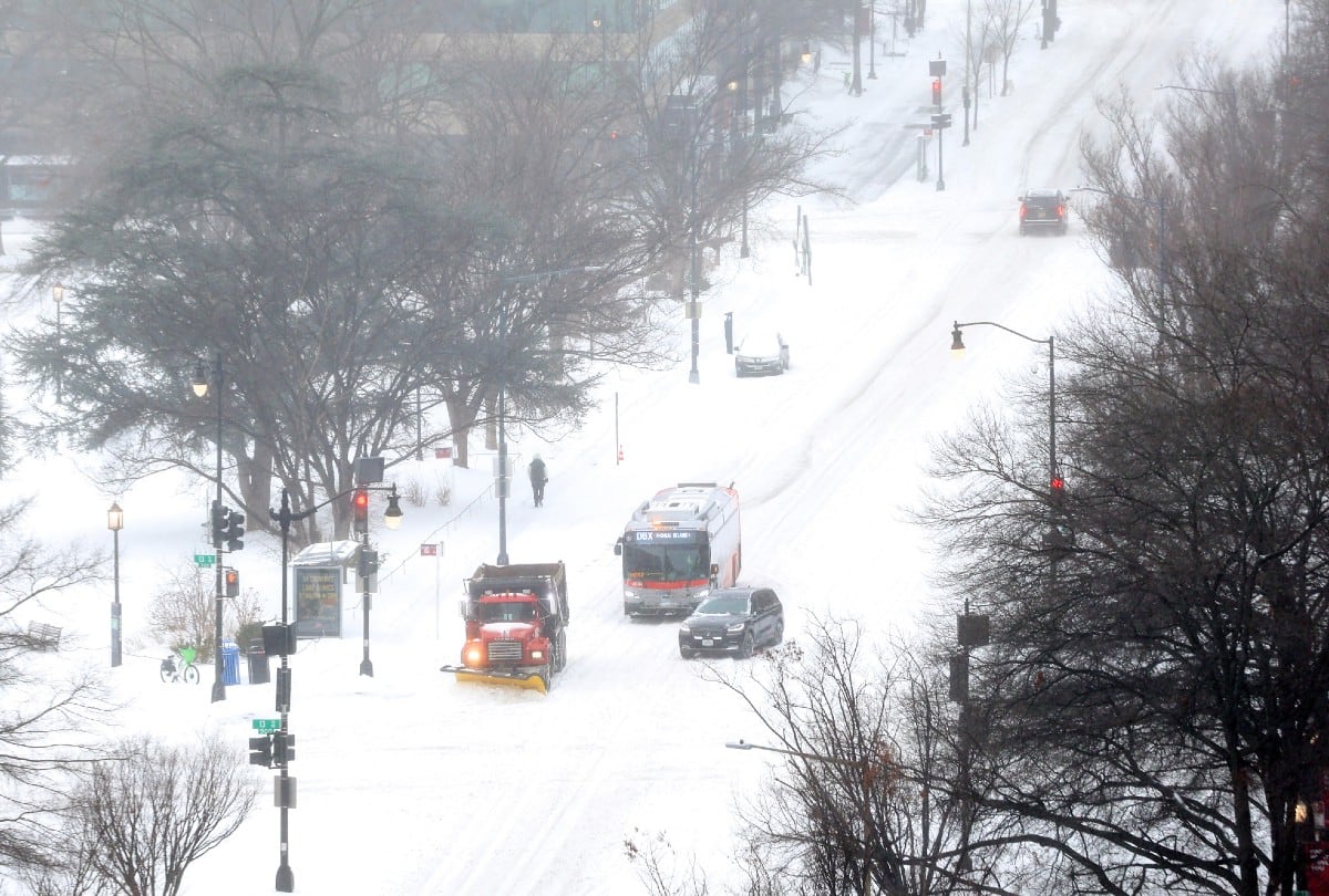 Vehículos circulan por el centro de Washington, DC, el 25 de enero de 2026, mientras la tormenta invernal golpea el noreste de EE.UU. | Crédito: Alex WROBLEWSKI / AFP