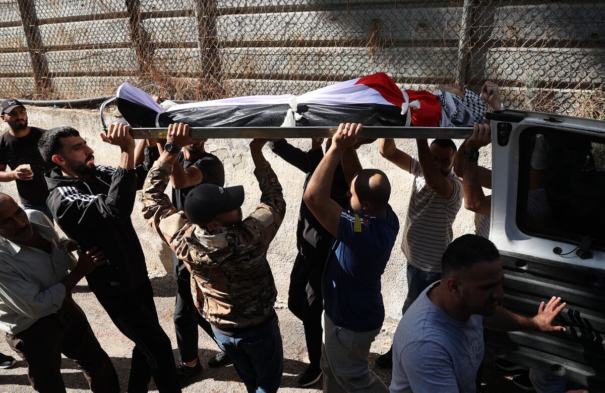 Palestinos cargan el cuerpo de Mahmud Shadeh, de 27 años, que resultó herido el día anterior durante enfrentamientos con un soldado israelí en su ciudad natal de Jericó, y fue trasladado al hospital de la ciudad cisjordana de Ramallah. (Foto de Jaafar ASHTIYEH / AFP)