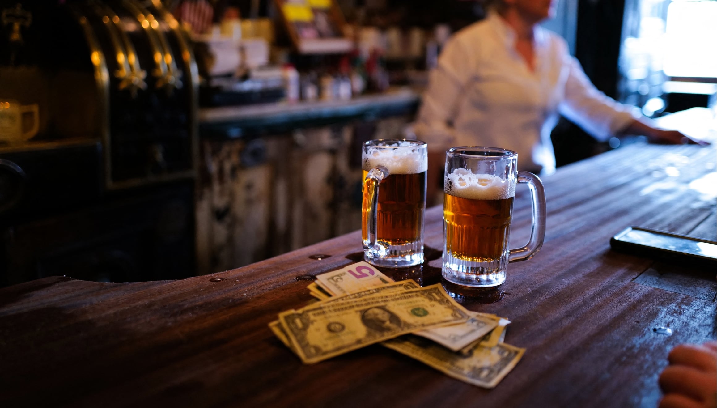 Los bares en Nueva York podrán extender su venta de alcohol durante todo el tiempo que dure el Mundial. Kathy Hochul, gobernadora del estado, ya firmó la ley (Foto: AFP)