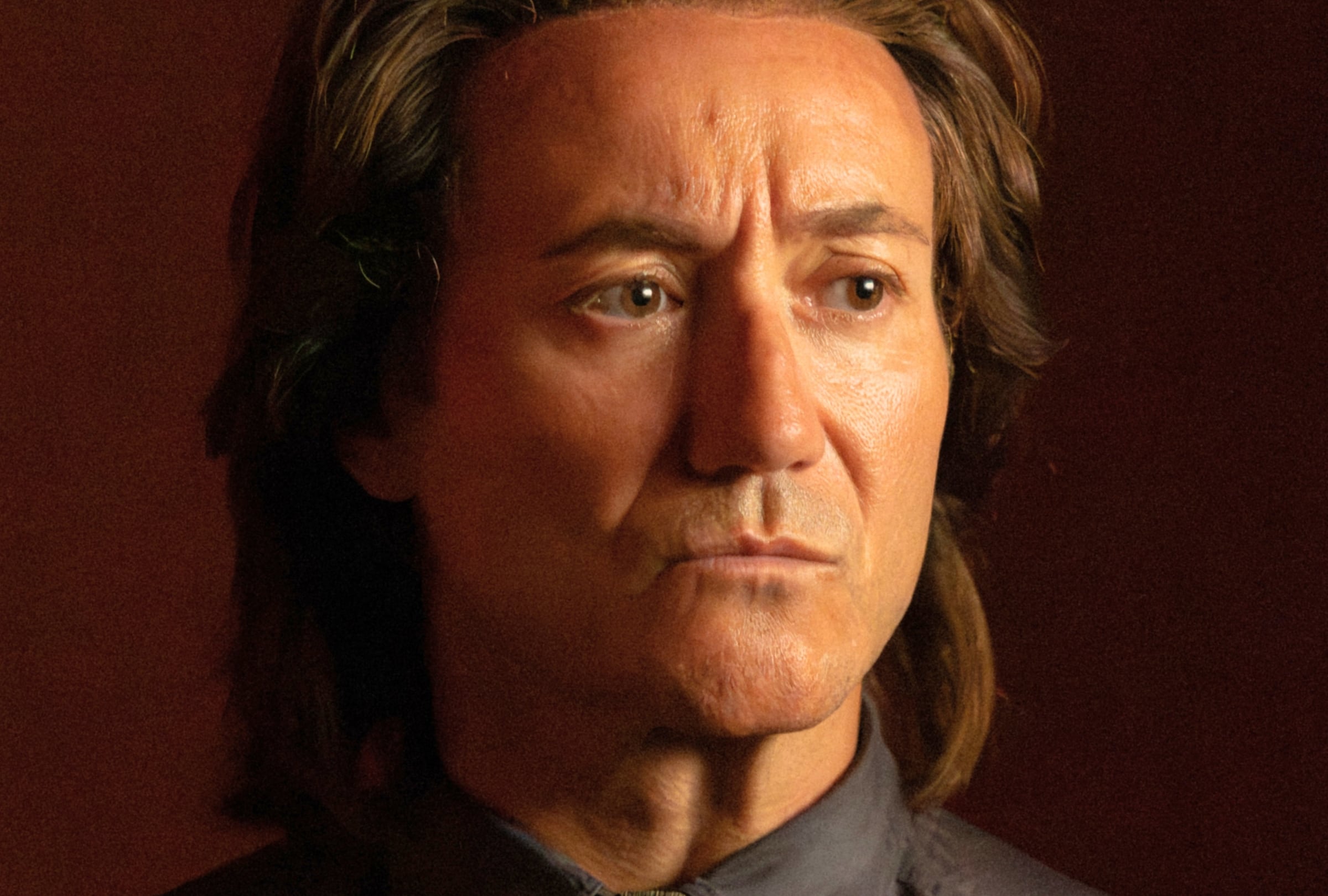 El actor español Carlos Santos caracterizado como el célebre cantante Raphael para la serie biográfica "Aquel" (Foto: Caracol Televisión / DLO Producciones / Netflix)