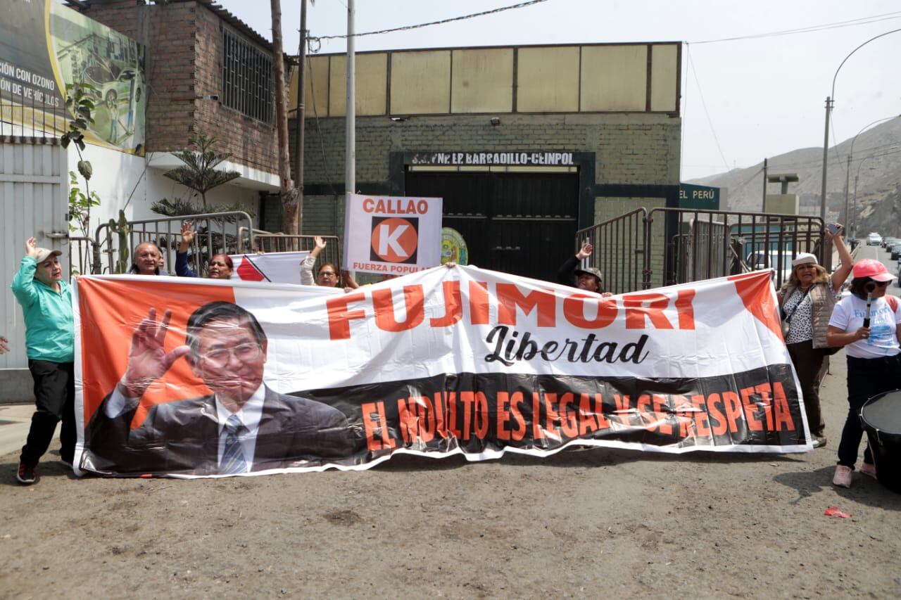 Simpatizantes del exmandatario Alberto Fujimori en exteriores del penal de Barbadillo en Ate. (Foto: Anthony Niño de Guzmán/ @photo.gec)