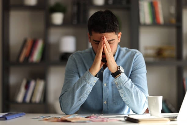 Muchos familiares se concentran en dividir los bienes sin mirar las deudas tributarias, pero el orden legal es claro: primero se cumple con el IRS y luego se reparte. Si ese paso se ignora o se posterga, la herencia puede verse comprometida (Fuente: iStock)