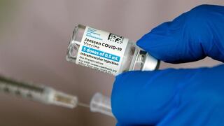 COVID-19 en EE.UU.: aumentan a 15 los casos confirmados de trombosis en vacunadas con J&J