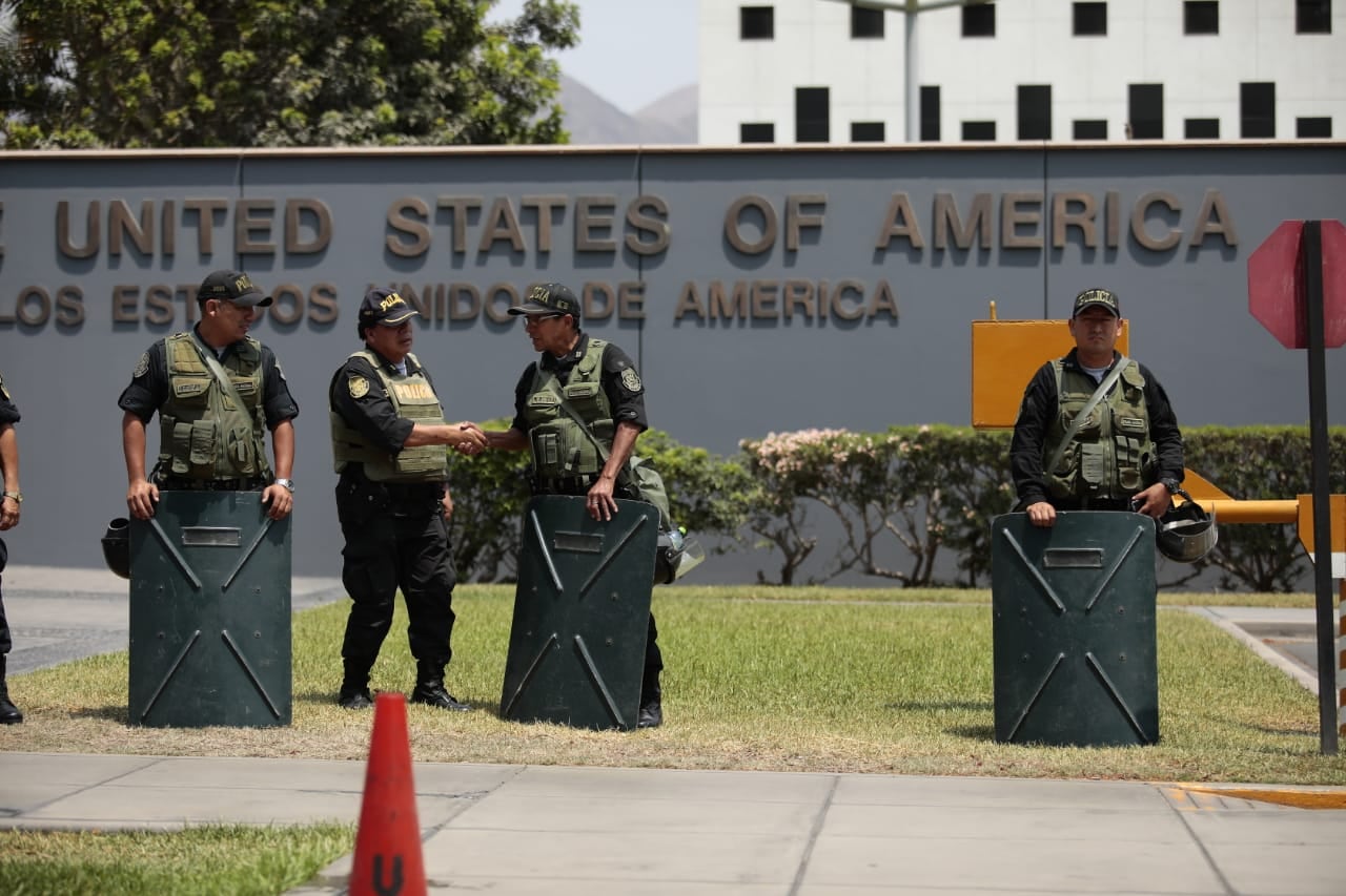 Manifestantes provenientes del sur del Perú marcharon frente la Embajada de Estados Unidos. Foto: Lenin Tadeo/GEC