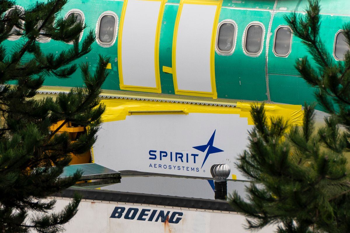 El logotipo de Spirit AeroSystems se ve cerca del fuselaje de un avión Boeing 737 Max 8 fuera de las instalaciones de fabricación de la compañía en Renton, Washington, EE.UU., el domingo 7 de enero de 2024. Fotógrafo: David Ryder/Bloomberg