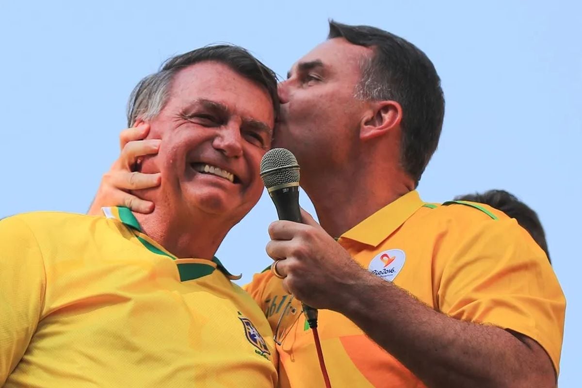 Fotografía de archivo del expresidente brasileño Jair Bolsonaro, junto a su hijo Flávio Bolsonaro. Foto: EFE/ André Coelho