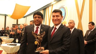 Condecoran al coronel Harvey Colchado durante aniversario de la Diviac