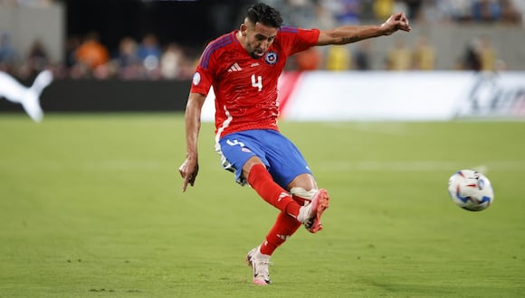 Chile's defender #04 Mauricio Isla kicks the ball during the Conmebol 2024 Copa America tournament group A football match between Chile and Argentina at MetLife Stadium in East Rutherford, New Jersey on June 25, 2024. (Photo by EDUARDO MUNOZ / AFP)