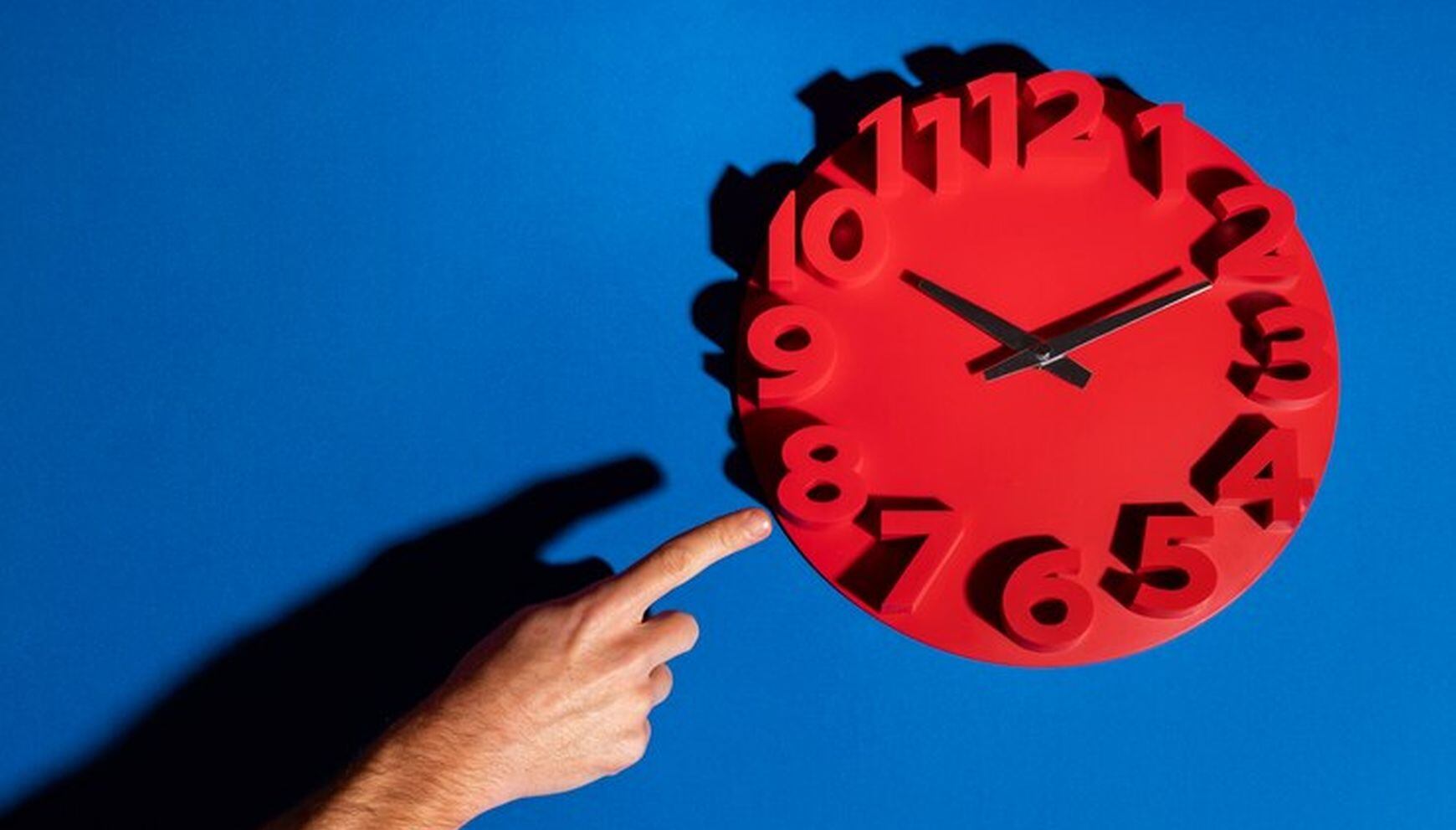 Algunos relojes modifican su hora de forma manual (Foto: Freepik)