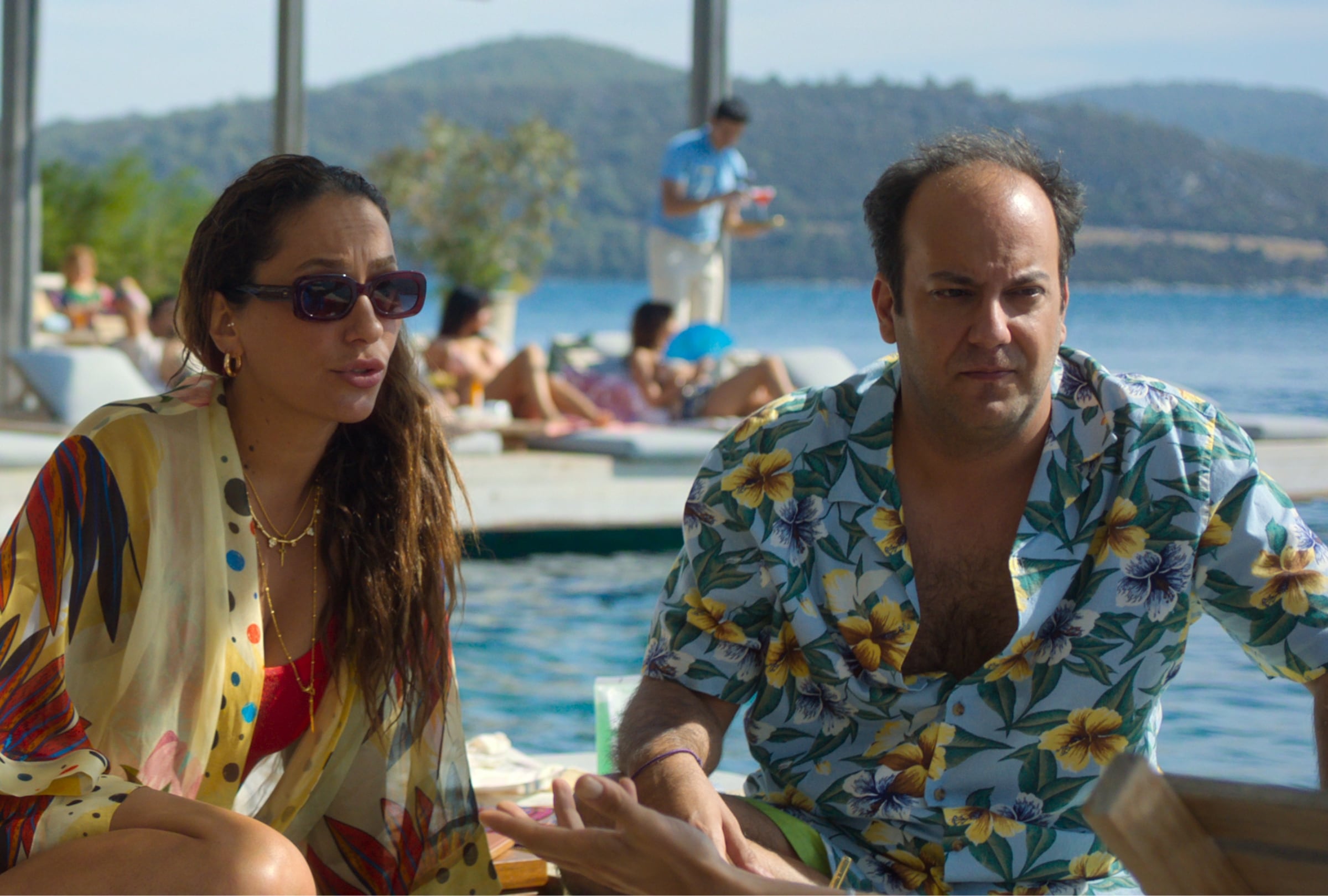 Los amigos de Leyla están de vacaciones al iniciar la tercera temporada de la serie turca "Gracias, ¿el siguiente?" (Foto: Ay Yapim / Netflix)