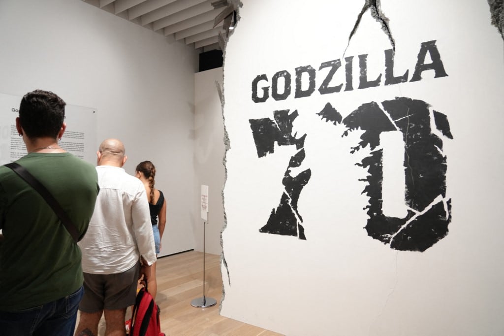 Esta foto, tomada el 26 de junio de 2025, muestra el logotipo de la exposición que conmemora el 70.º aniversario del nacimiento de Godzilla, titulada GODZILLA EL ARTE, en la Galería del Centro de Artes Mori de Tokio. Desde el ardiente aliento atómico de Godzilla hasta las desgarradoras representaciones literarias de la enfermedad por radiación, la influencia de los bombardeos nucleares de Hiroshima y Nagasaki está profundamente arraigada en la cultura popular japonesa. (Foto de Kazuhiro NOGI / AFP)