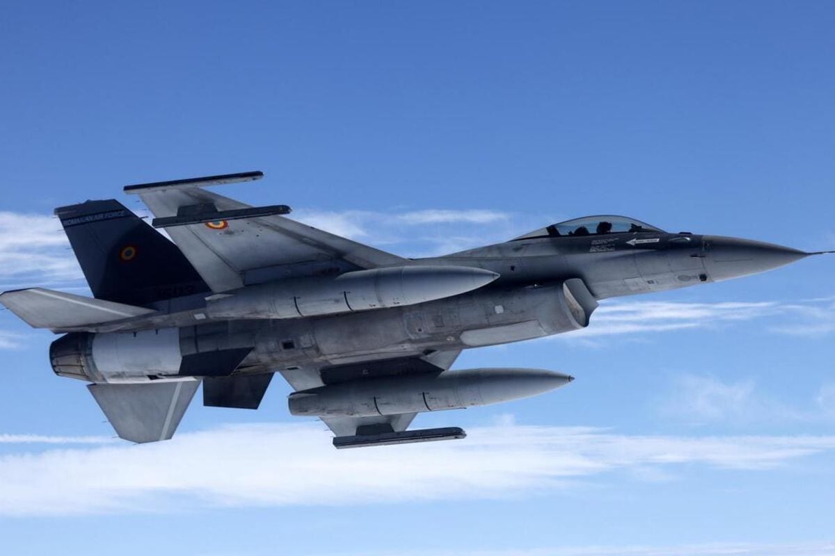Un avión de combate F-16 de la Fuerza Aérea Rumana en una imagen de archivo. Foto: EFE/Sebastien Nogier