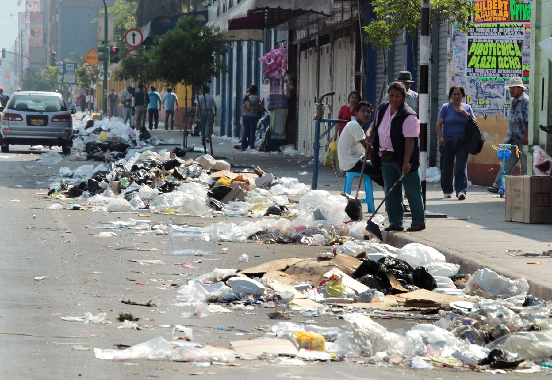 El Perú, después de las fiestas, registra un panorama lleno de basura. (Foto: Andina)