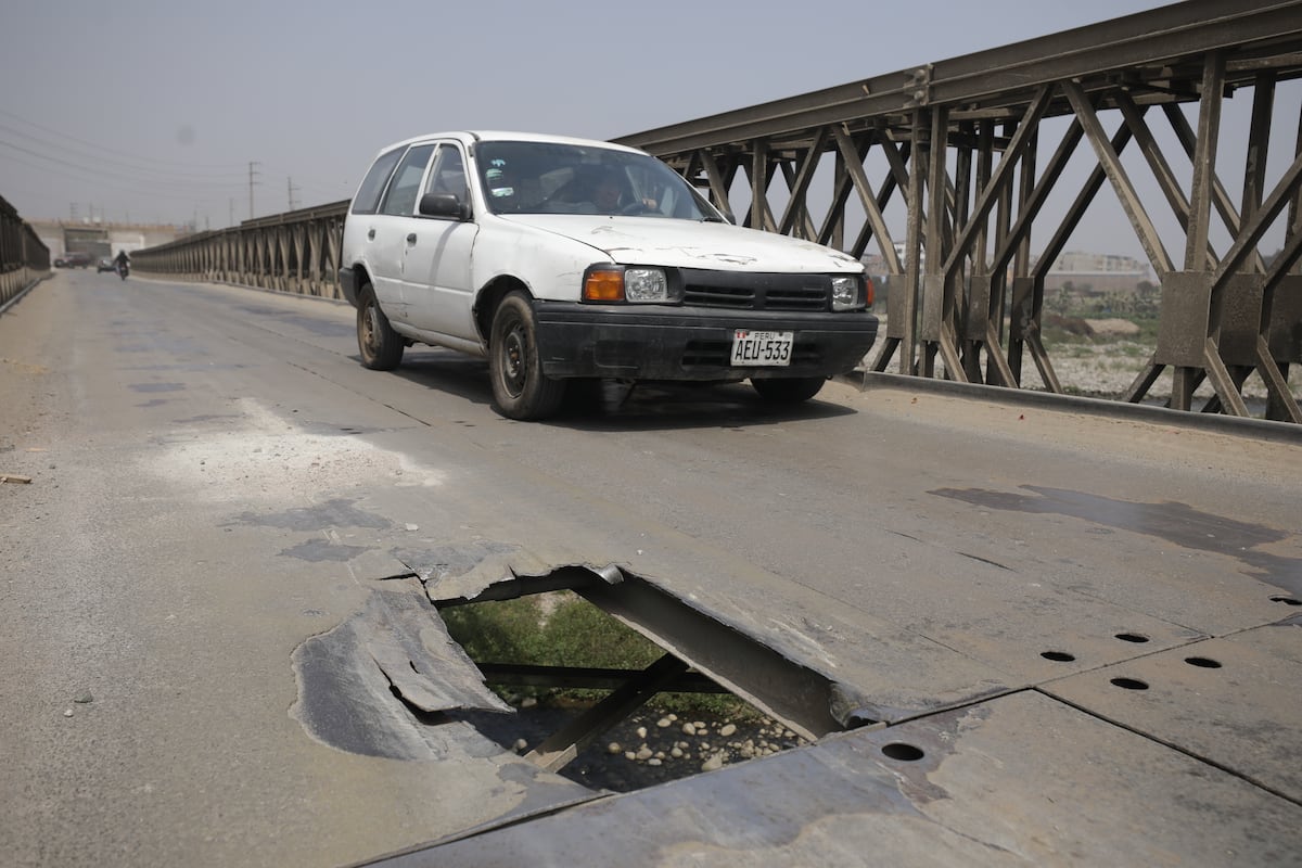 Autos, camiones y motos deben esquivar un agujero en medio del puente para poder transitar por la vía. Largas filas se forman en los extremos para poder cruzar.
Foto: Britanie Arroyo Dueñaz
