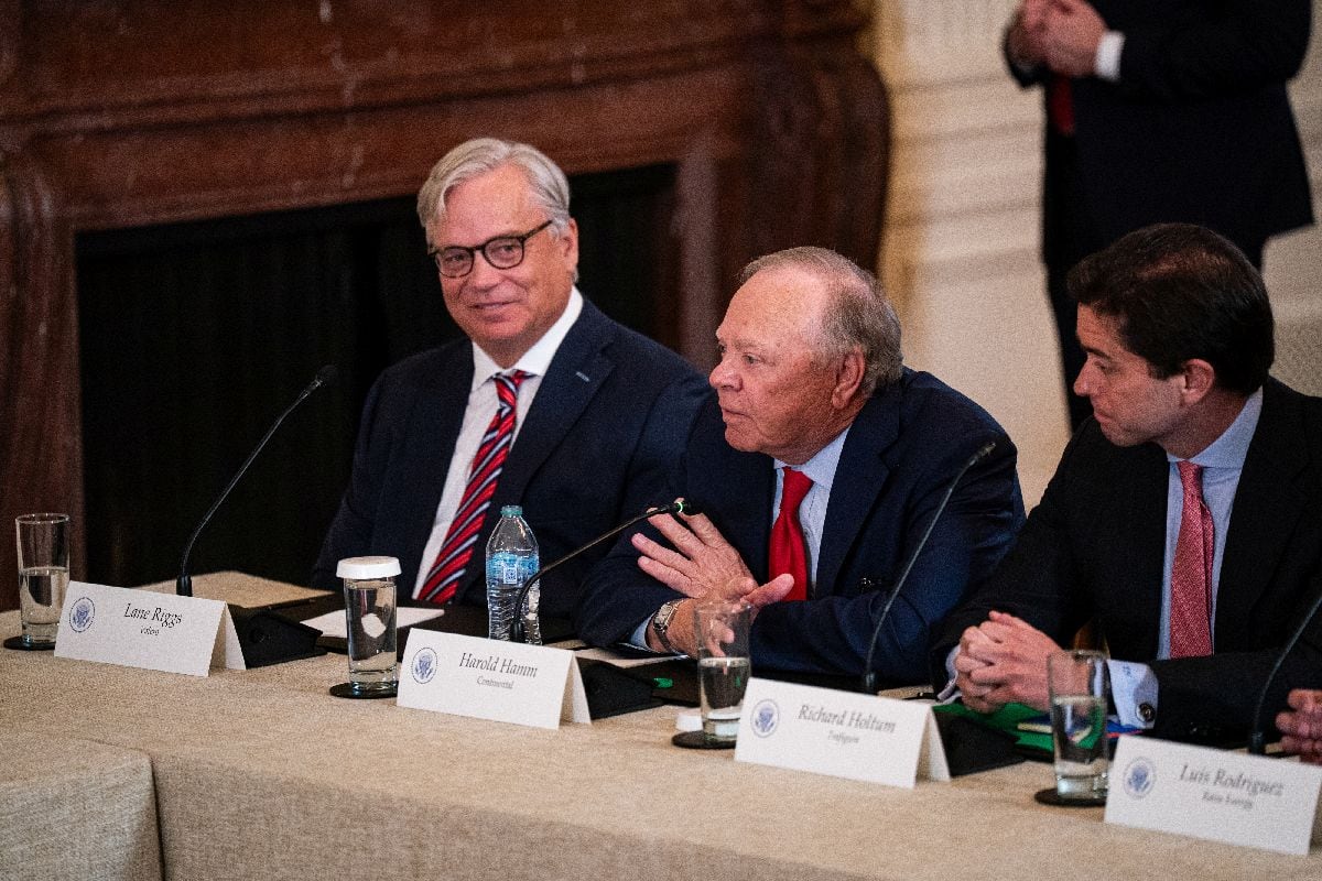 Harold Hamm, en el centro, durante una reunión de ejecutivos petroleros en la Casa Blanca en enero.
